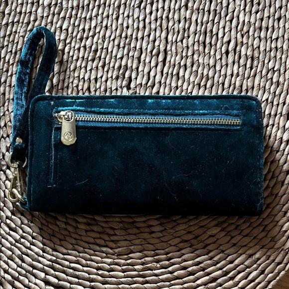 Adrienne Vittadini Deep Blue Velvet Wristlet - Picture 3 of 4